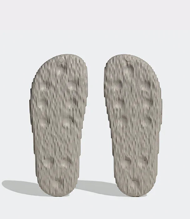 סוליות כפכפים אפורות עם מרקם ייחודי, צילום תחתון, מותג פרימיום ב-CHOZEN