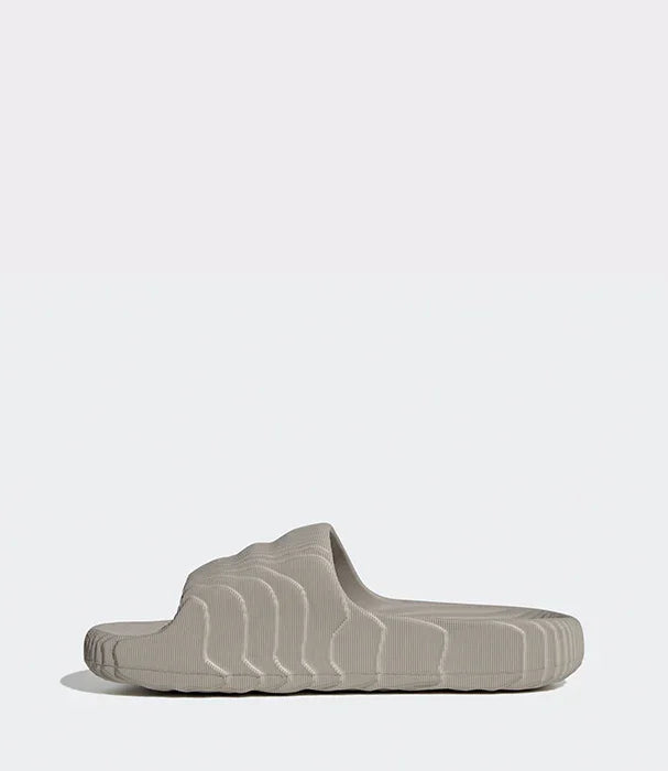 כפכף אפור לגבר בעיצוב מודרני, צולם על רקע לבן באתר CHOZEN, מותגים מובילים