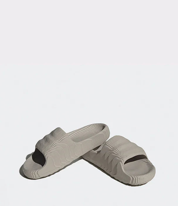 כפכפי סלייד בצבע אפור בעיצוב מודרני על רקע לבן, נעלי בית אופנתיות ב-CHOZEN