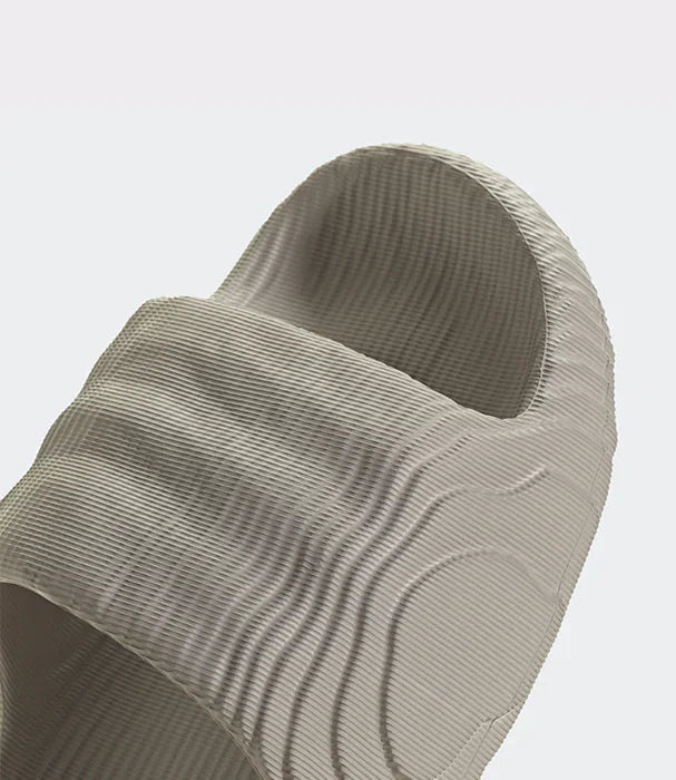 כפכף אופנתי בצבע אפור מרקם מובלט, מבית המותגים המובילים CHOZEN