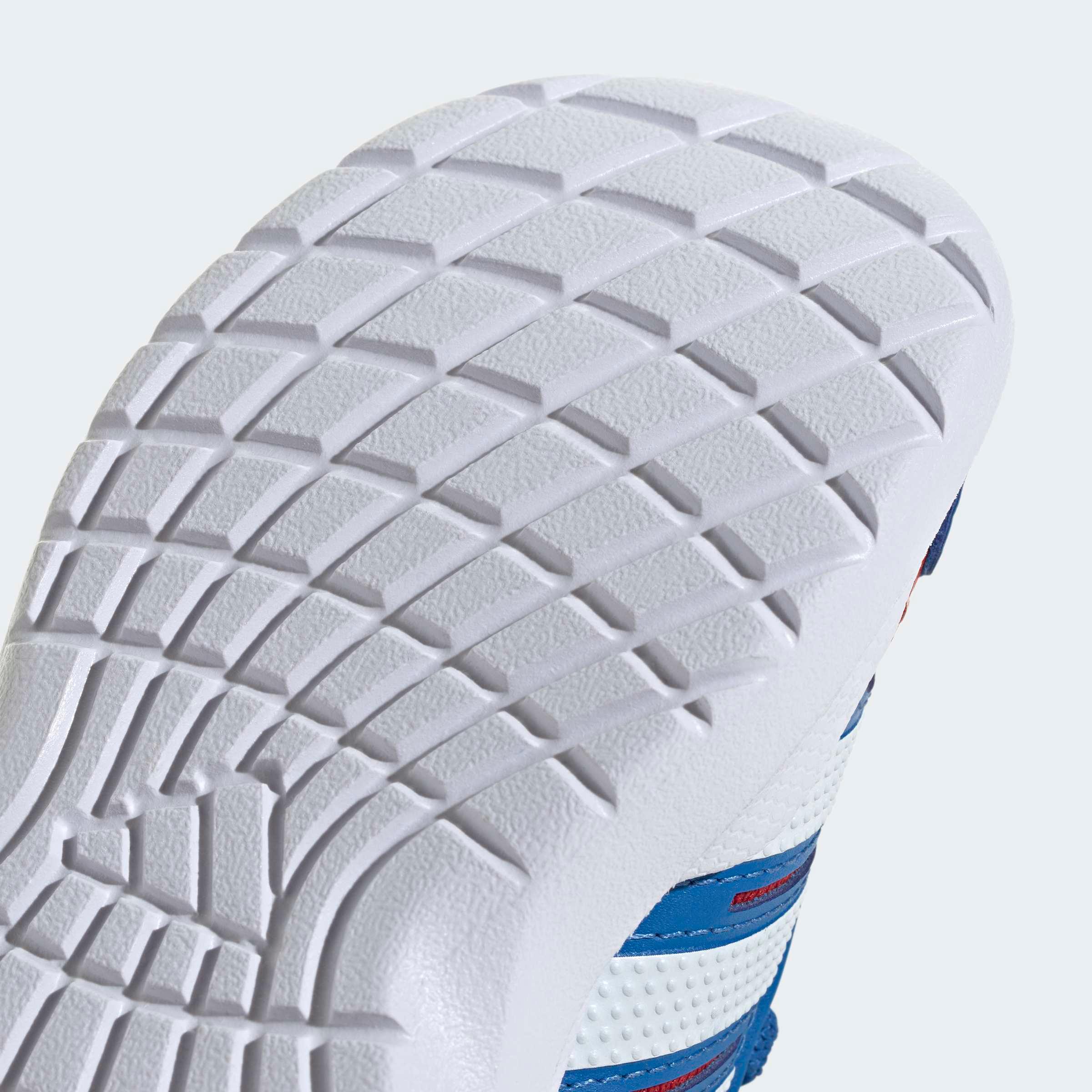 סוליית נעל ספורט לבנה עם דוגמת אחיזה, פסי כחול ולבן, מבחר מותגים באתר CHOZEN