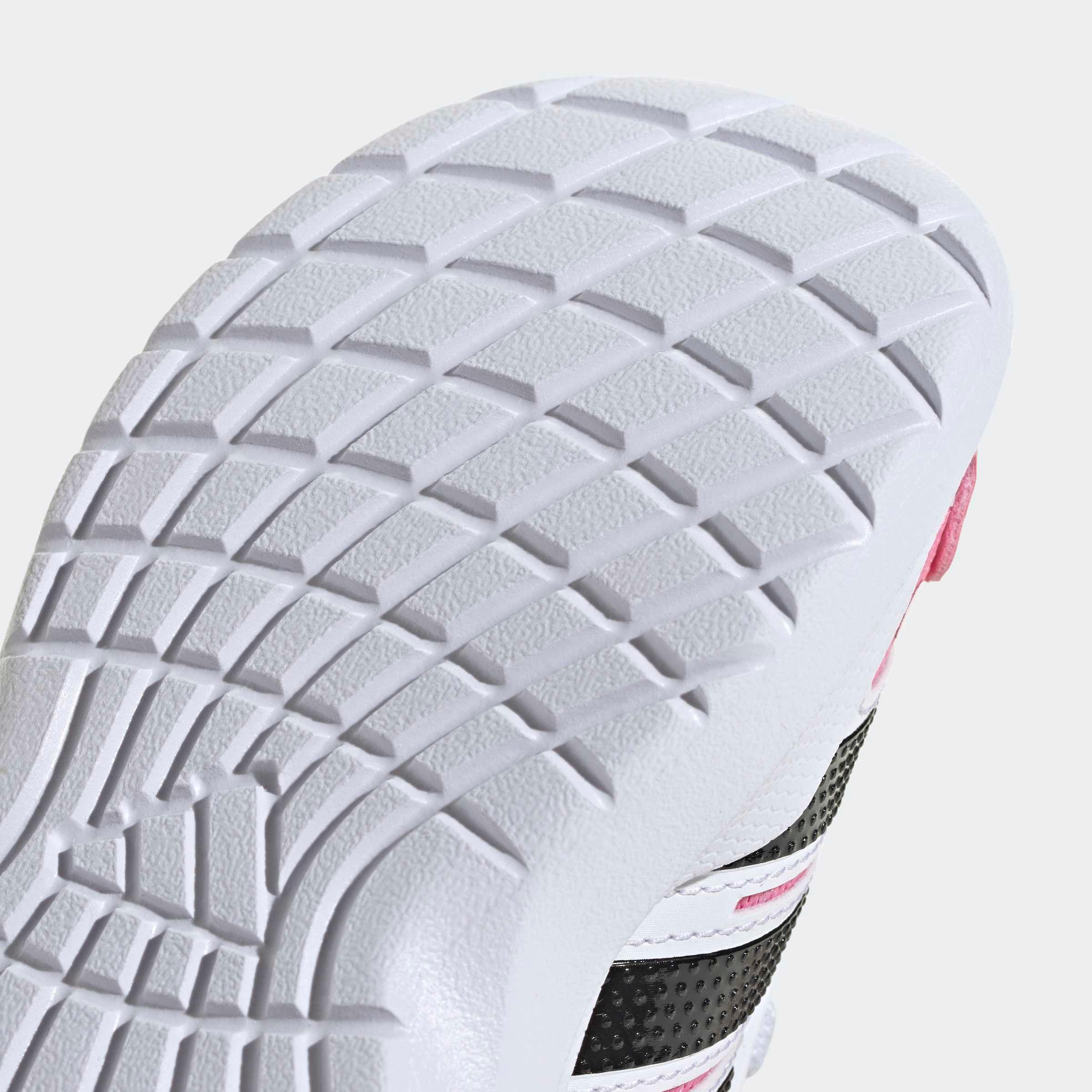 סוליית נעל ספורט לבנה, דגם אדידס, צילום תקריב ל-CHOZEN מותגים מובילים