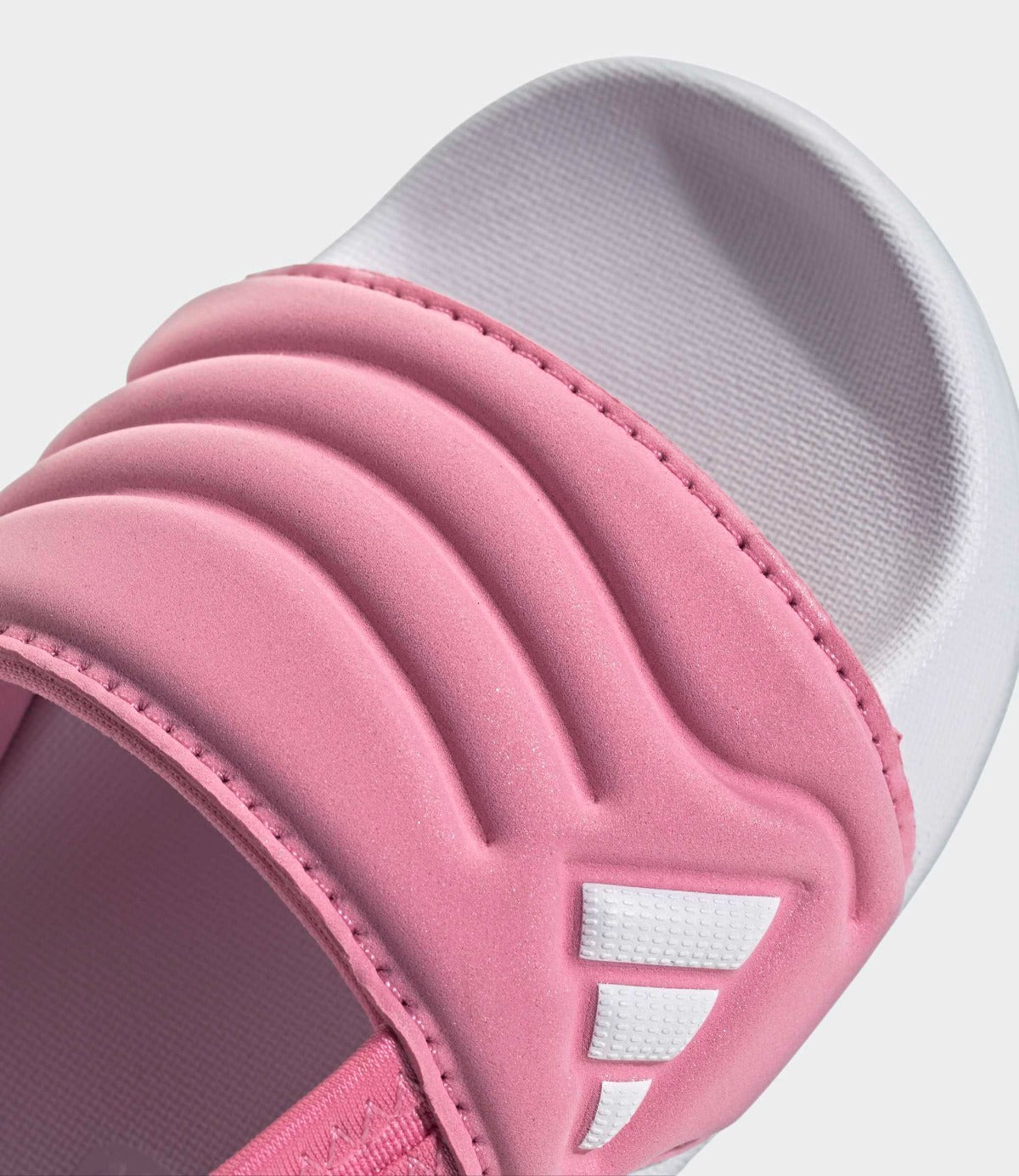 סנדל גומי ורוד עם עיצוב מרופד ודיטיילים לבנים, צילום תקריב של החלק הקדמי