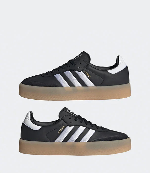 נעלי אדידס סאמבה שחור עם שלושה פסים לבנים וסוליית גומי באתר CHOZEN