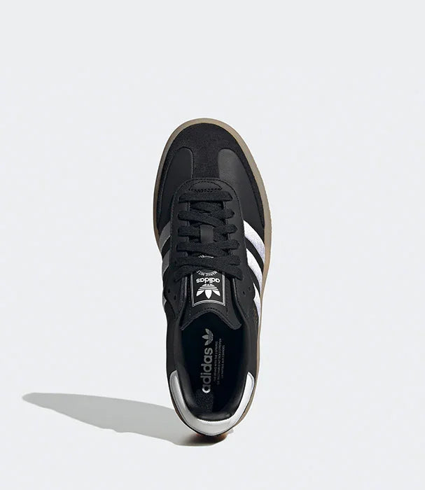נעל אדידס מקורית עם שלושה פסים לבנים, מבט עליון על רקע אפור, בחנות CHOZEN