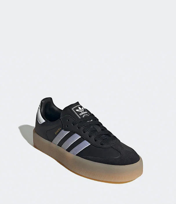 נעל אדידס סאמבה שחורה, סוליה חומה, מבט קדמי צדדי, דגם פופולרי ב-CHOZEN