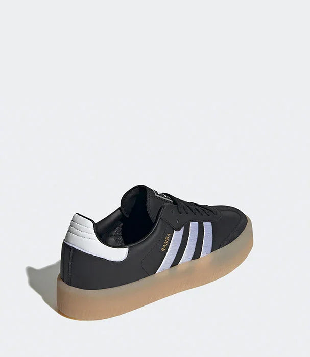 נעל ספורט אפורה עם שלושה פסים לבנים וסוליה חומה, CHOZEN מותגים מובילים