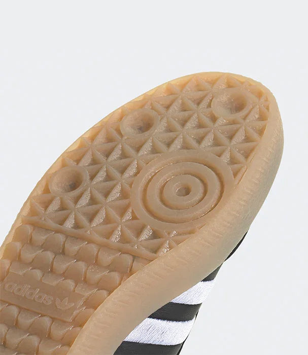 סוליית גומי של נעל אדידס, תקריב על דגם ספורטיבי עם פסים, באתר CHOZEN