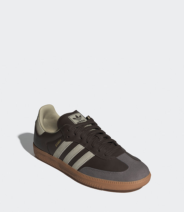 נעל סניקרס אופנתית בצבע חום-אפור עם סוליית גומי, שלושה פסים לבנים בצד