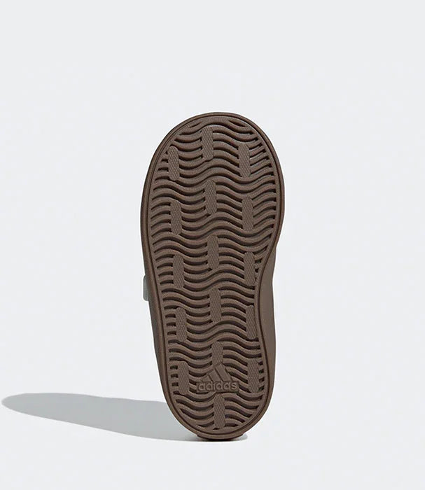 סוליית נעל אדידס בצבע חום אפור, תקריב תחתון, עיצוב גלי, נעלי מותגים CHOZEN