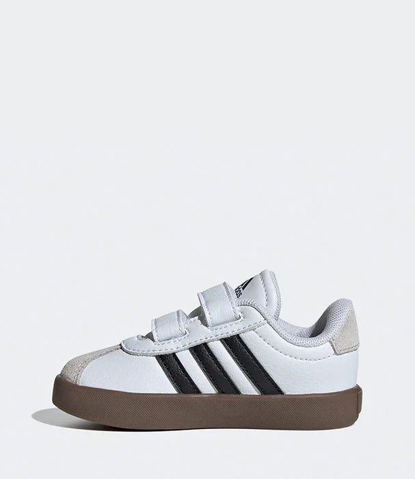 נעל ספורט ילדים אדידס לבנה עם פסי שחור וסוליה חומה, בחנות CHOZEN