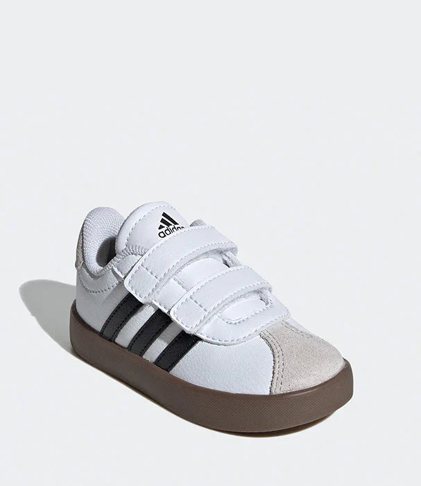 נעל סניקרס ילדים אדידס לבנה עם שלושה רצועות סקוץ', דגם קלאסי, מוצג ב-CHOZEN