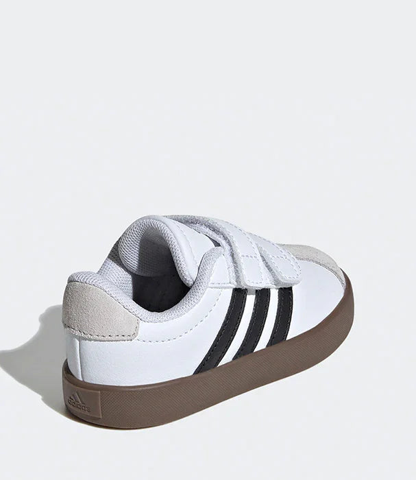 נעל סניקרס ילדים אדידס לבנה עם רצועות ולוגו שלושה פסים, סוליית גומי חומה, בחנות CHOZEN