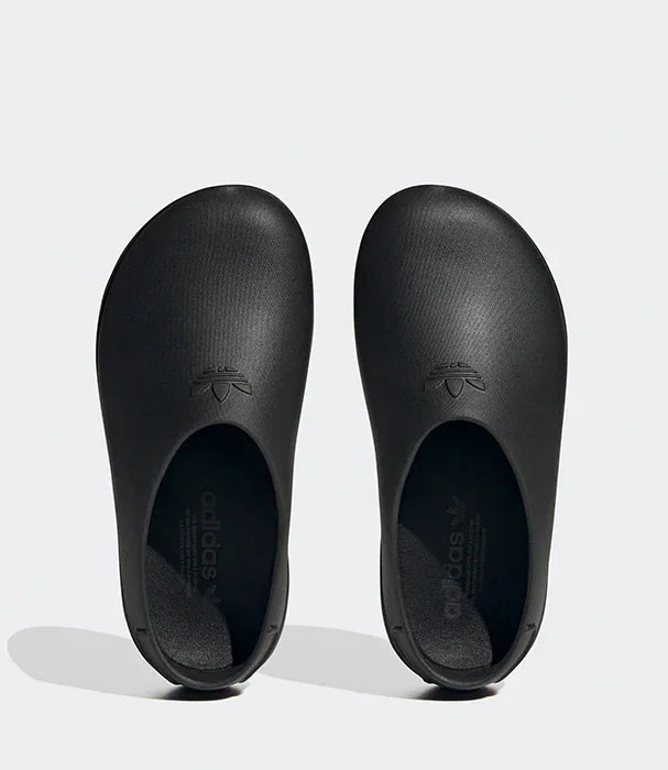 נעלי סליידר שחורות adidas עם לוגו, מבט עליון, משווק באתר CHOZEN מתוך קולקציית מותגים מובילים