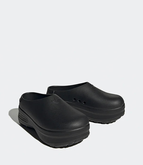 כפכפי גברים שחורים adidas עם סוליה עבה, מוצג על רקע בהיר באתר CHOZEN