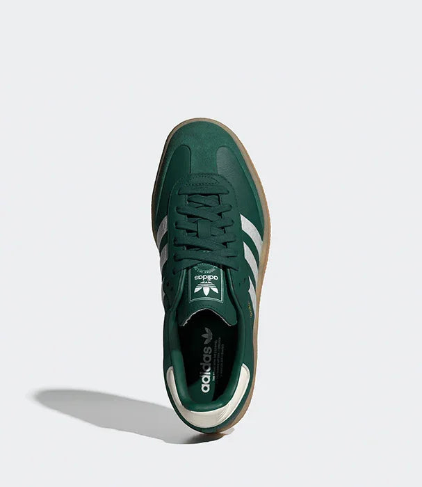 נעל אדידס ירוקה עם פסי צד לבנים, צילום מבט על רקע אפור, מותגים מובילים ב-CHOZEN