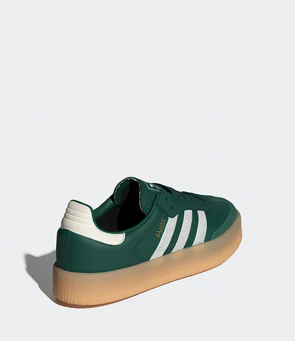 נעל ספורט ירוקה עם סוליה בהירה, עיצוב קלאסי, שלושה פסים לבנים, מותג מוביל CHOZEN