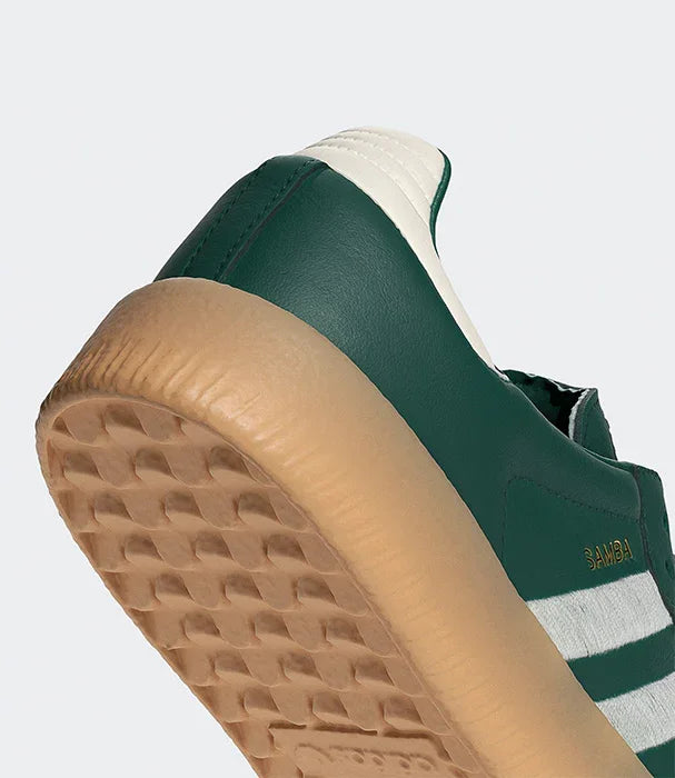 תקריב נעל ספורט ירוקה עם סוליה חומה ודגם סאמבה, מותג מוביל ב-CHOZEN