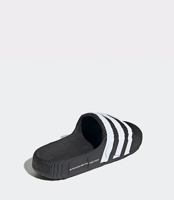 כפכף שחור עם שלושה פסים לבנים, עיצוב Adidas, צילום מוצר לקבוצת אלפא CHOZEN