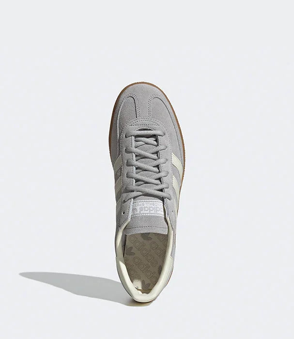 סניקרס אדידס אפורות עם סוליה חומה וצד לבן מבית קבוצת אלפא, נעלי מותג CHOZEN