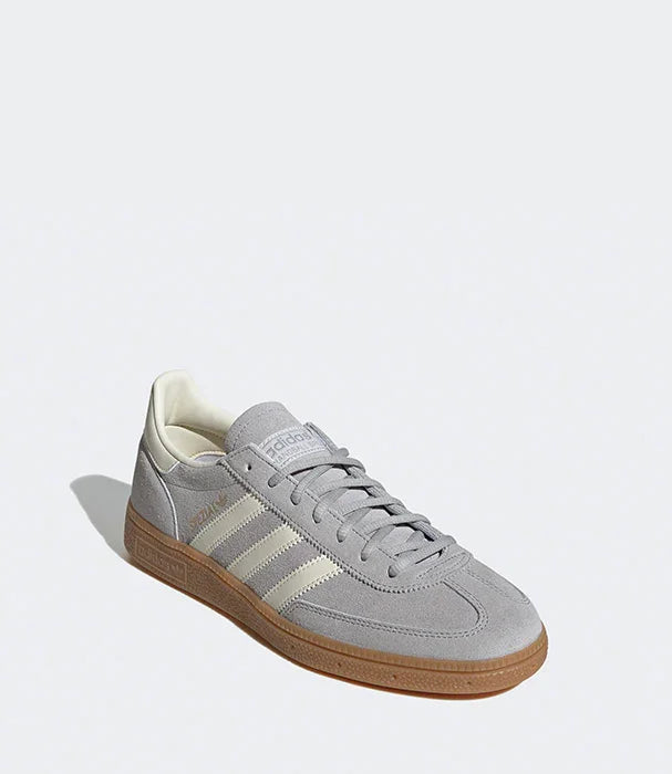 נעל ספורט אפורה אדידס עם סוליית גומי, צולם על רקע לבן, בחנות CHOZEN