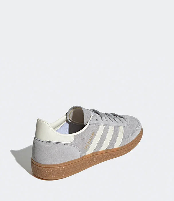 נעל אדידס אפורה דגם ספזיאל עם סוליית גומי חומה, מאת המותגים המובילים ב-CHOZEN