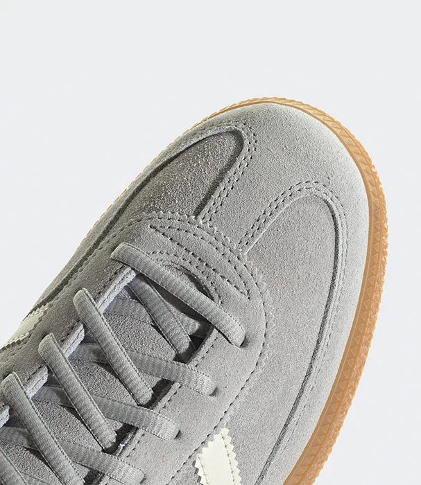 נעל ספורט אפורה עשויה זמש עם שרוכים וסוליית גומי מבית מותגי על באתר CHOZEN