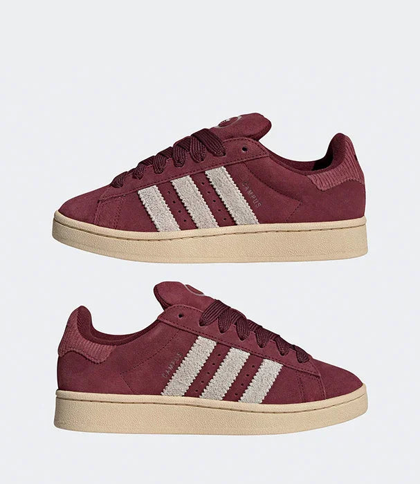 סניקרס אדידס מרופדות בורדו עם שלושה פסים לבנים, רקע אפור, נעלי CHOZEN