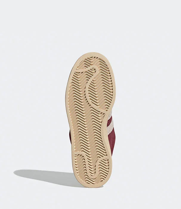 סוליית נעל ספורט בצבע בז׳ עם דפוס דמוי זיגזג, נעל אדומה ב-CHOZEN מותגים מובילים