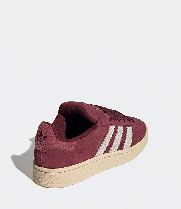 סניקרס אדידס גזרה נמוכה בצבע בורדו עם שלושה פסים לבנים, צילום מוצר ל-CHOZEN