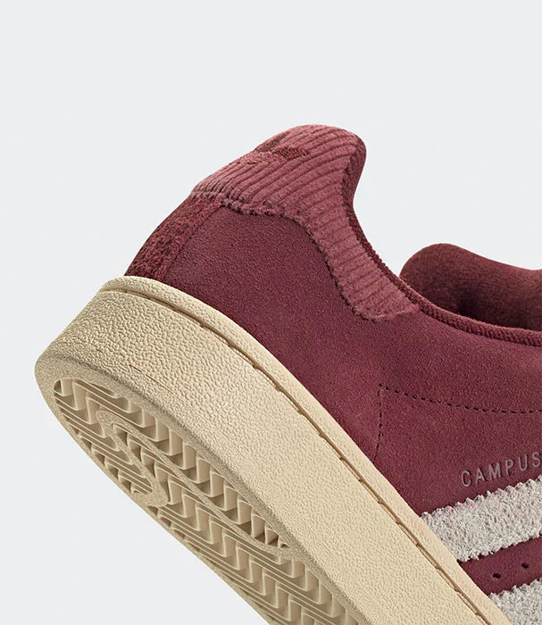 פרט נעל ספורט אדומה עם סוליה בהירה, חנות אופנה CHOZEN מבית אלפא