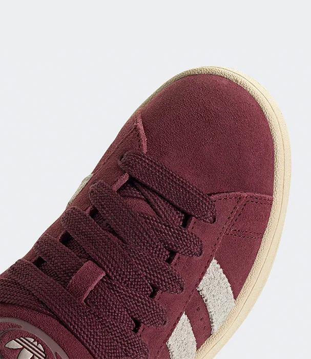 נעל ספורט סגולה עם שרוכים וסוליה בהירה, צילום תקריב לדגם אופנתי ב-CHOZEN