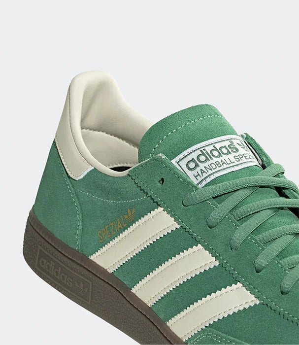 נעל אדידס ירוקה דגם Handball Spezial עם שלושה פסים ומיתוג מזהב, מבית CHOZEN