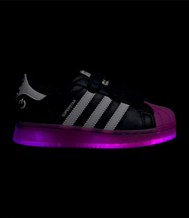 נעל סניקרס Adidas Superstar שחורה עם סוליה מוארת בסגול, צילום מוצר מקצועי CHOZEN