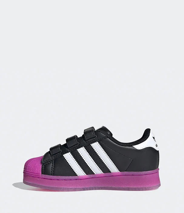 נעל אדידס ילדים שחורה עם סוליה וטיפ סגול, שלושה פסי ולקרו, ייבוא רשמי CHOZEN