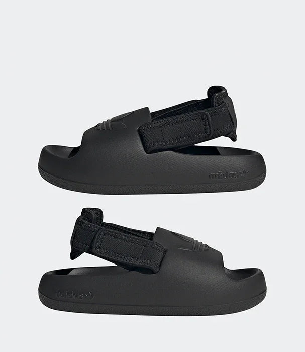 סנדלי אדידס שחורים עם רצועות ולוגו, נעלי ילדים באתר CHOZEN