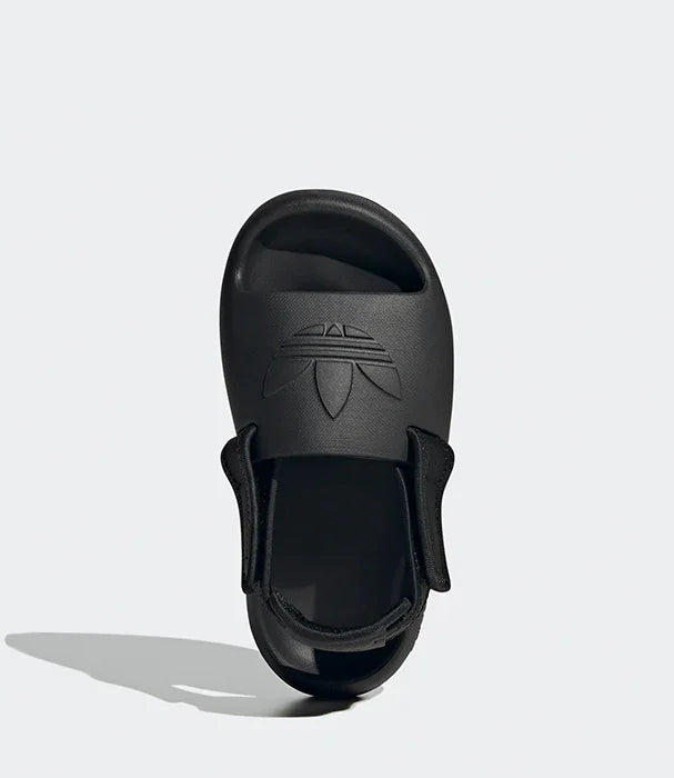 סנדל שחור יוניסקס עם רצועה ולוגו מותג עליון, CHOZEN קבוצת אלפא, צילום סטודיו