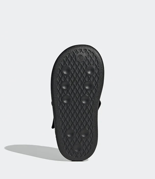 סוליה תחתונה של כפכף שחור, טקסטורה ייחודית ודפוס בולט, צילום מוצר CHOZEN