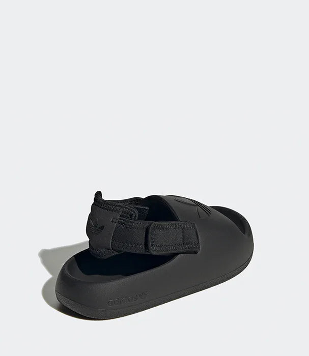 סנדל אדידס שחור עם רצועת סקוץ', צילום מוצר CHOZEN
