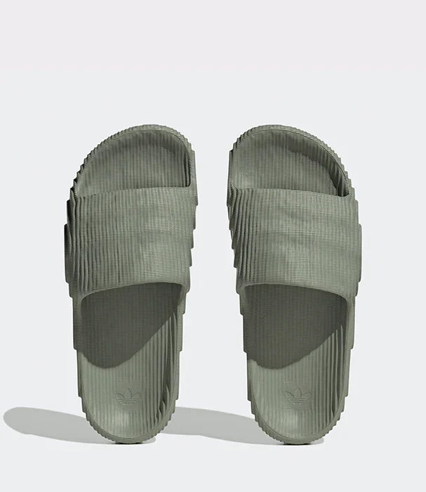 כפכפי סלייד ירוקים בעיצוב מודרני על רקע אפור מחנות CHOZEN מותגים מובילים