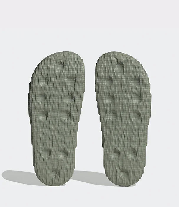 סוליות נעלי סלייד אפורות CHOZEN, צילום תחתון, דגם עם טקסטורה ייחודית