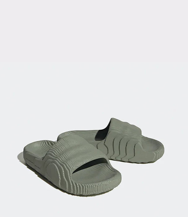 כפכפים אפורים בעיצוב מודרני על רקע לבן, CHOZEN מותג מוביל בארץ