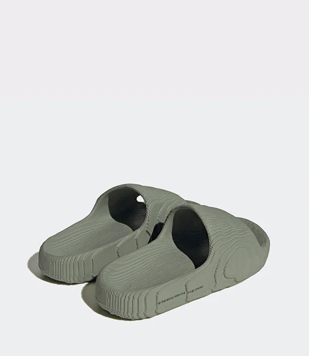 כפכפים אפורים בעיצוב מודרני על רקע לבן, מותג CHOZEN מבית קבוצת אלפא