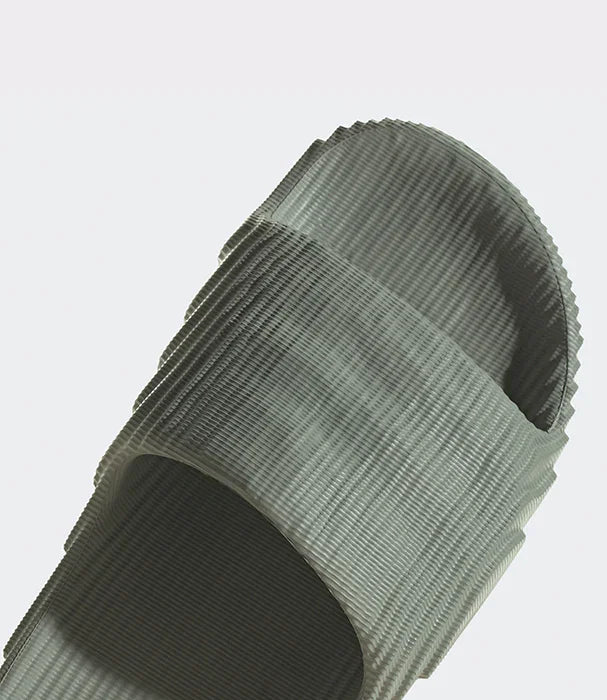 כפכף אפור בעיצוב מודרני עם טקסטורה ייחודית, מבית CHOZEN, נעלי אופנה איכותיות