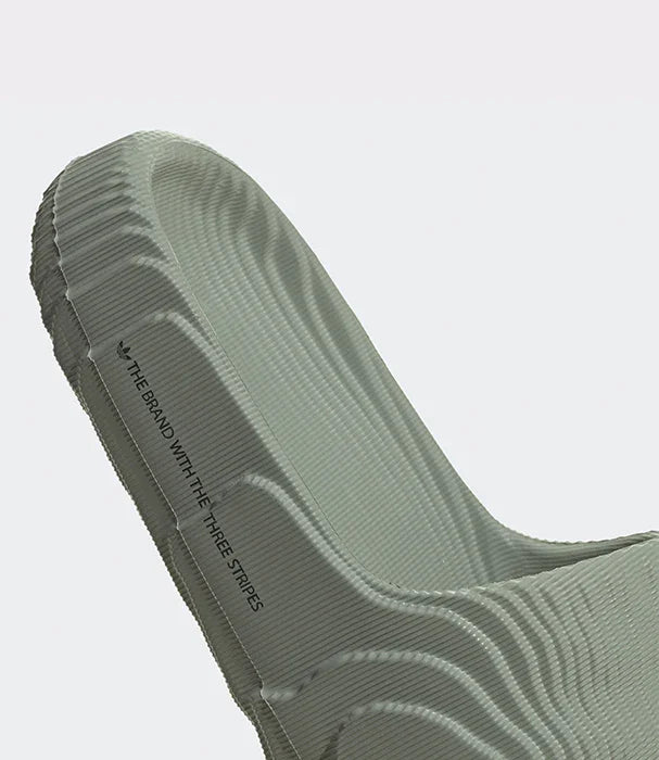 סנדל אופנתי אפור עם טקסטורה ייחודית, מותג THE BRAND WITH THE THREE STRIPES, ב-CHOZEN