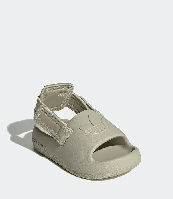 סנדל ילדים אפור Adidas עם סקוץ', מוצג על רקע לבן, מיתוג CHOZEN, קבוצת אלפא