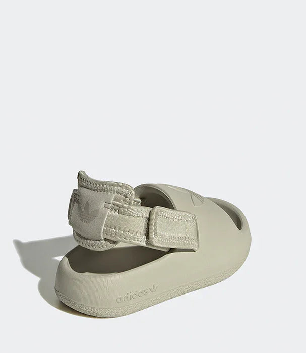 סנדל אדידס אפור לילדים עם רצועה אחורית, דגם מקולקציית המותגים ב-CHOZEN