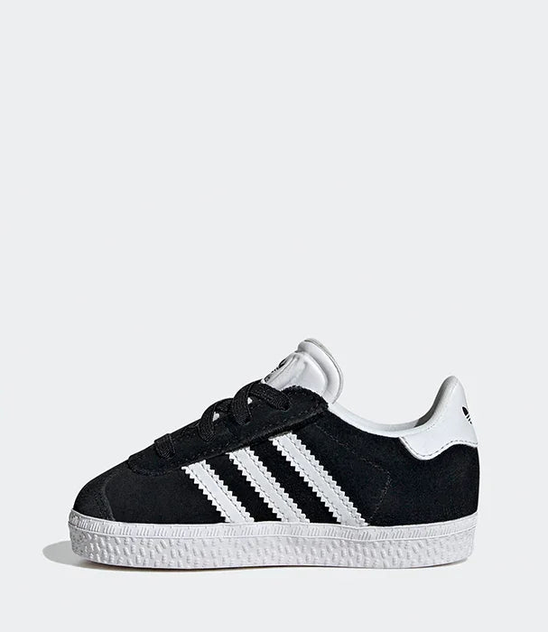 סניקרס שחורות עם שלושה פסים לבנים, מותג אדידס, סטייל קלאסי, נמכר ב-CHOZEN