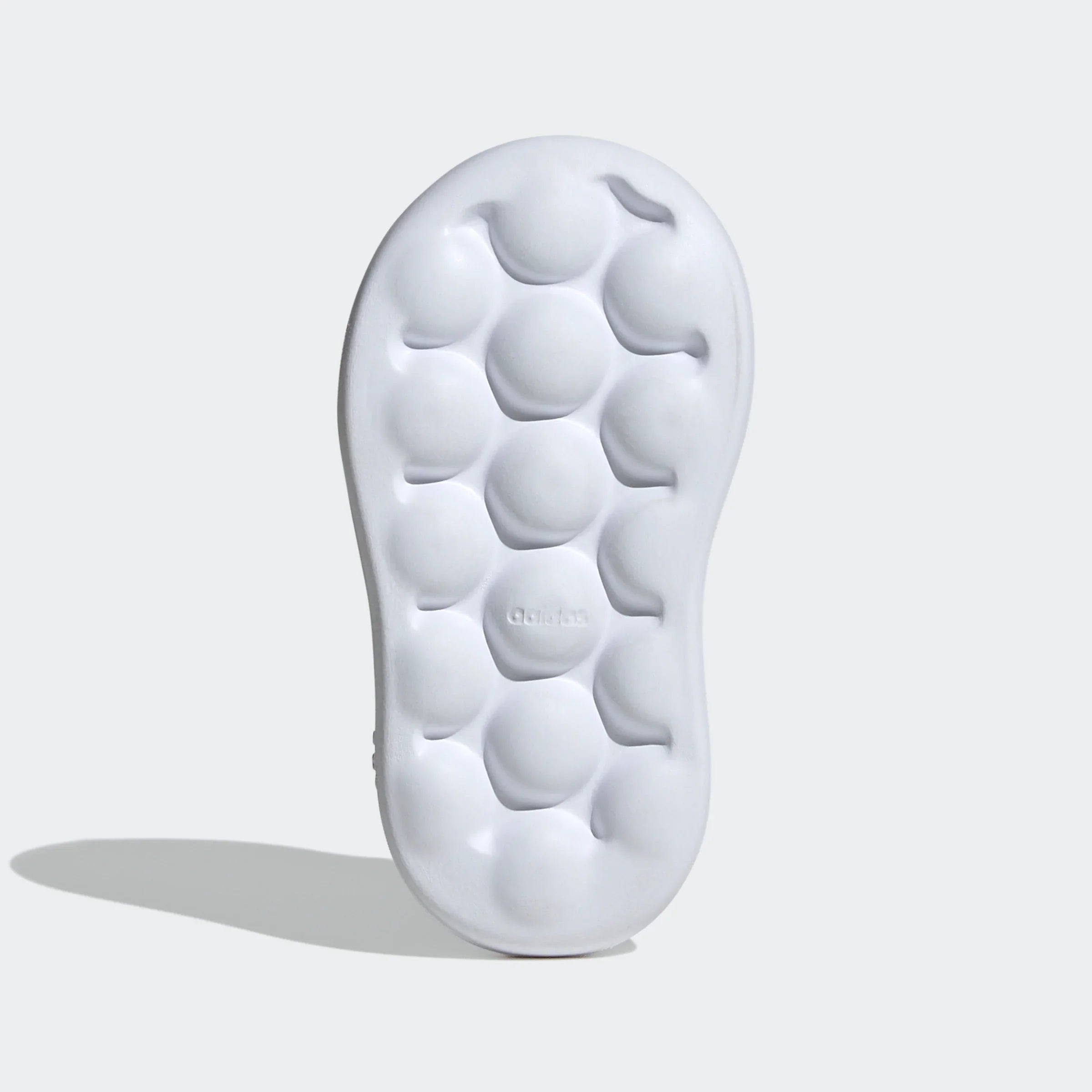 סוליית נעל אדידס לבנה עם בליטות עגולות, צילום מבט מלמטה, CHOZEN ישראל