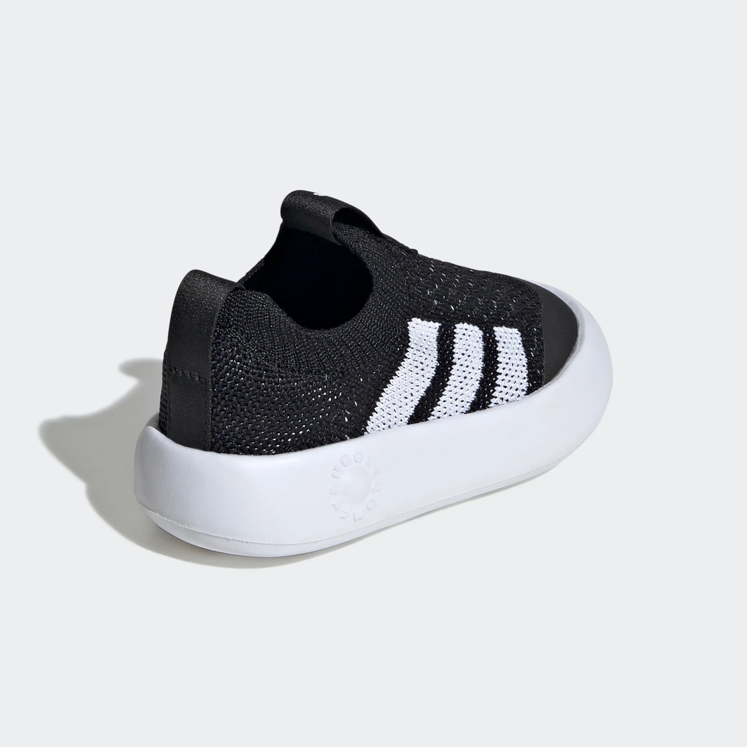 נעל ספורט יוקרתית שחורה עם שלושה פסים לבנים וסוליה לבנה, באתר CHOZEN